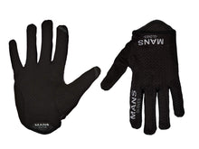 Cargar imagen en el visor de la galería, Nuestro modelo Forte Black Edition Mantienen tus manos ventiladas gracias al diseño enrejado en el puño y la microperforación de la palma. Máximo control del manillar, proporciona una sensación de conducción inmejorable.